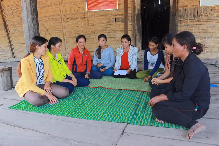 Một buổi sinh hoạt của CLB “Cuộc sống luôn là vốn quý” của Chi hội phụ nữ làng Tnùng 2 (xã Ya Ma). Ảnh: Mộc Trà