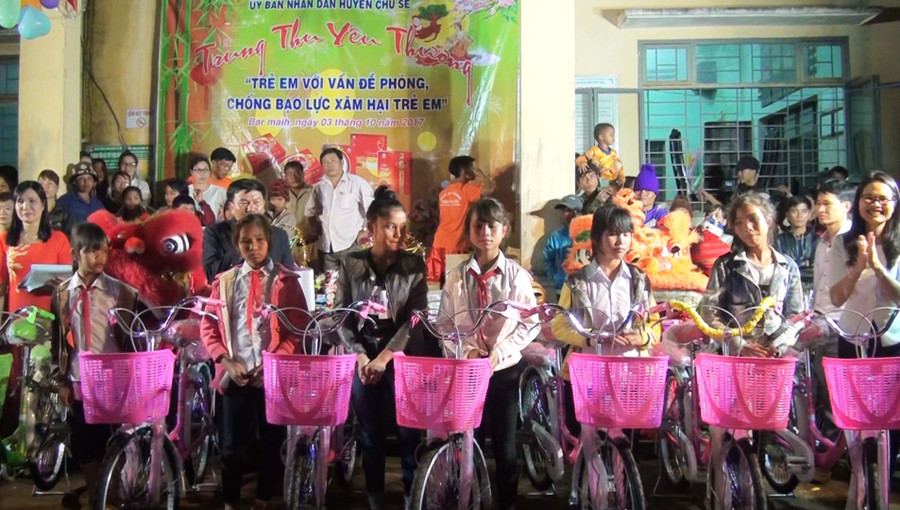 Trao xe đạp cho các em học sinh. Ảnh: Mỹ Đức