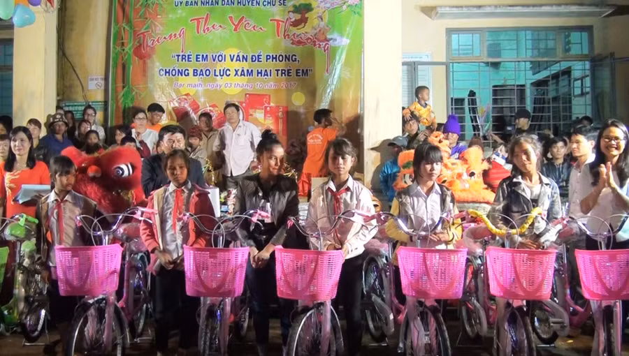 Trao xe đạp cho các em học sinh. Ảnh: Mỹ Đức