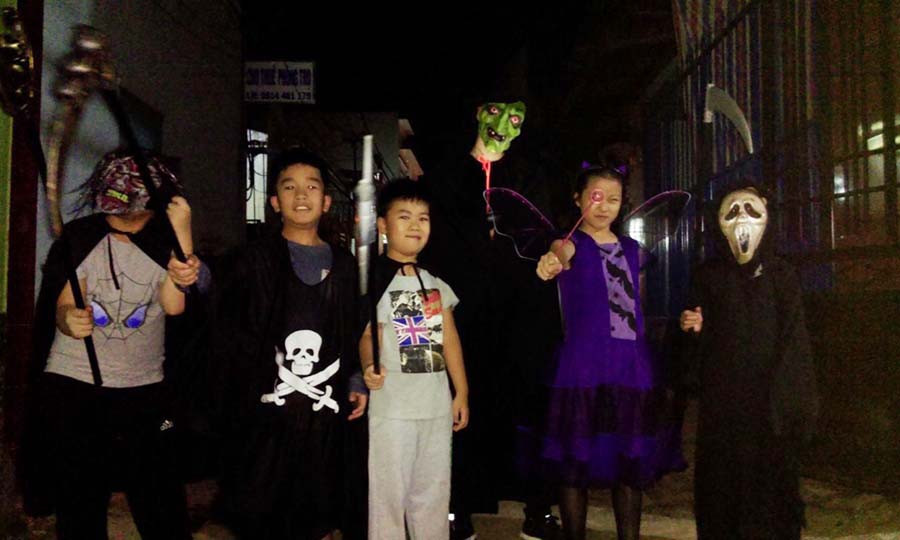 Từ người lớn đến trẻ nhỏ đều thích thú tham gia trào lưu hóa trang Halloween. Ảnh: Ngọc Thu Từ người lớn đến trẻ nhỏ đều thích thú tham gia trào lưu hóa trang Halloween. Ảnh: Ngọc Thu
