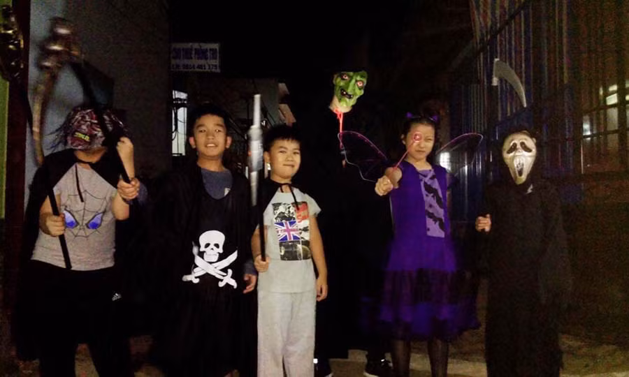 Từ người lớn đến trẻ nhỏ đều thích thú tham gia trào lưu hóa trang Halloween. Ảnh: Ngọc Thu