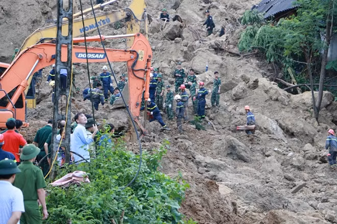 Lực lượng chức năng tìm kiếm những người mất tích trong vụ sạt lở đất ở Hòa Bình.