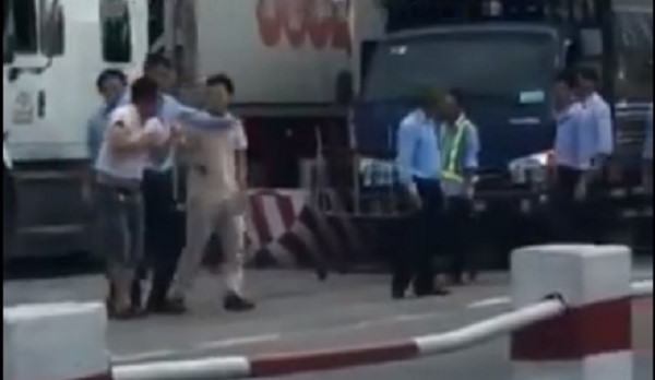 Ba nhân viên trạm thu phí số 2, quốc lộ 5 bị đình chỉ công tác vì hành hung tài xế.