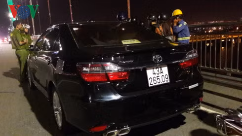 Chiếc xe anh Phước điều khiển để lại trên cầu Thuận Phước sau khi nhảy cầu tự vẫn.