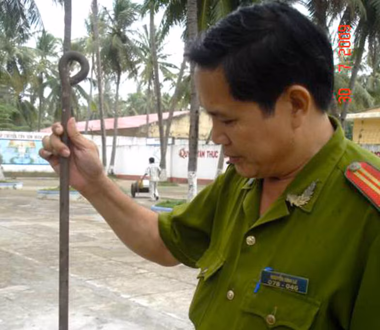 Trung tá Nguyễn Đình Lư và thanh sắt suốt cùm bị cưa sắp đứt, tang vật trong vụ cưa cùm trốn tù của Hùng "thẹo" - Ảnh: Công an cung cấp Trung tá Nguyễn Đình Lư và thanh sắt suốt cùm bị cưa sắp đứt, tang vật trong vụ cưa cùm trốn tù của Hùng