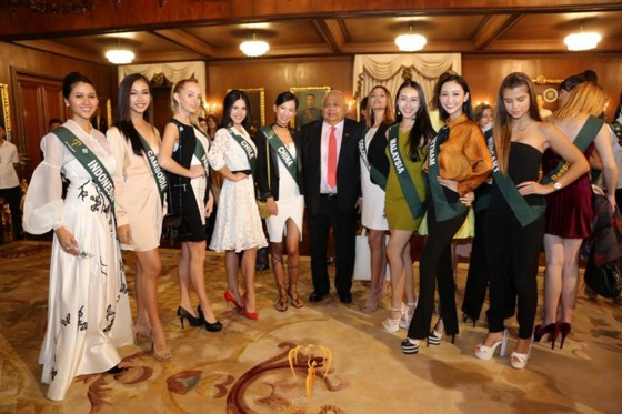 Hà Thu cùng các thí sinh thăm nơi làm việc của Tổng thống Philippines Hà Thu cùng các thí sinh thăm nơi làm việc của Tổng thống Philippines