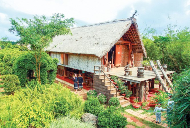 Nhà sàn dài Ê Đê pha lẫn kiến trúc M'Nông. Nhà sàn dài Ê Đê pha lẫn kiến trúc M'Nông.