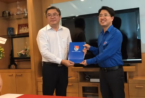 Bí thư Thành Đoàn TPHCM Phạm Hồng Sơn (phải) trao quyết định bổ nhiệm Phó Tổng Biên tập Báo Tuổi Trẻ cho ông Đinh Minh Trung