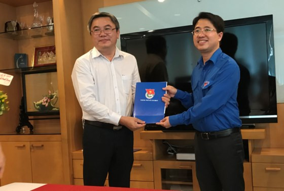 Bí thư Thành Đoàn TPHCM Phạm Hồng Sơn (phải) trao quyết định bổ nhiệm Phó Tổng Biên tập Báo Tuổi Trẻ cho ông Đinh Minh Trung