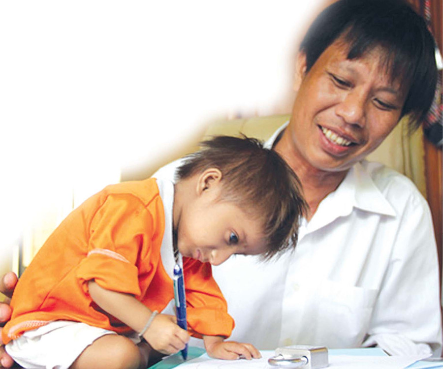 Thầy Cương dạy K’Rể tập viết. Thầy Cương dạy K’Rể tập viết.