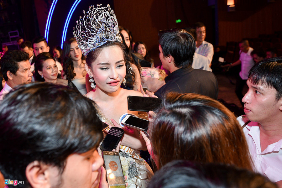 Nhiều người nhận xét cô là một sản phẩm lỗi của công nghệ dao kéo, hay nặng hơn là "thảm hoạ thẩm mỹ".  Nhiều người nhận xét cô là một sản phẩm lỗi của công nghệ dao kéo, hay nặng hơn là
