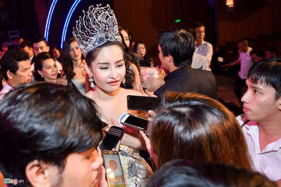  Nhiều người nhận xét cô là một sản phẩm lỗi của công nghệ dao kéo, hay nặng hơn là 