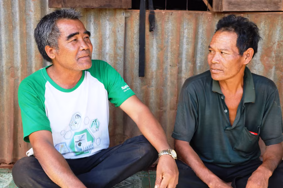 Già Thêm (bên trái) luôn được bà con làng Kuao tin tưởng, kính phục. Ảnh: Mai Ka