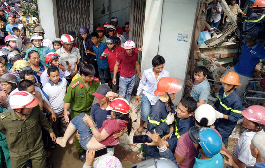 Chị Nguyễn Thị Nhung được lực lượng chức năng giải thoát đưa đi cấp cứu. Chị Nguyễn Thị Nhung được lực lượng chức năng giải thoát đưa đi cấp cứu.