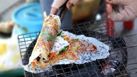 Cuốn bánh với nhân thịt bằm, trứng đầy hấp dẫn. Cuốn bánh với nhân thịt bằm, trứng đầy hấp dẫn.