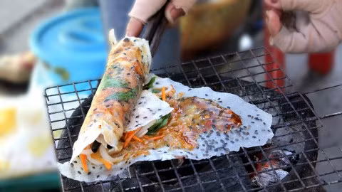 Cuốn bánh với nhân thịt bằm, trứng đầy hấp dẫn.