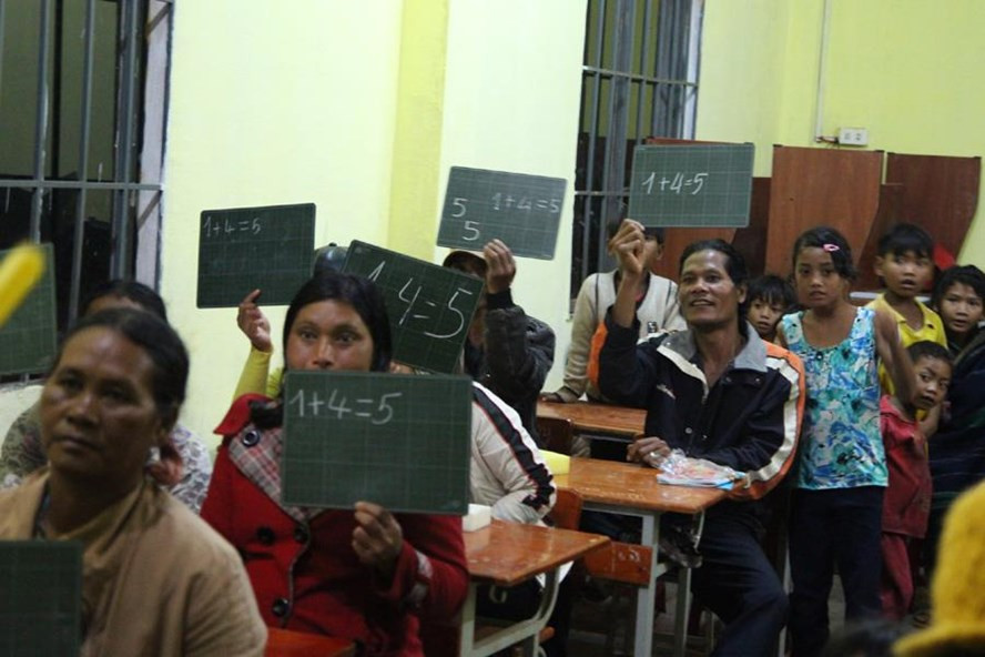 Lớp học xóa mù chữ cho đồng bào dân tộc thiểu số tại thôn Hang Hớt.