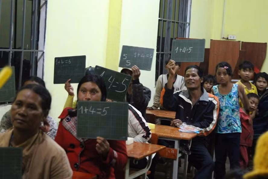 Lớp học xóa mù chữ cho đồng bào dân tộc thiểu số tại thôn Hang Hớt. Lớp học xóa mù chữ cho đồng bào dân tộc thiểu số tại thôn Hang Hớt.