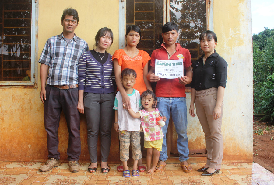 Đại diện Phòng Lao động-Thương binh và Xã hội huyện Chư Sê, phóng viên Báo Dân Trí và chính quyền địa phương đến trao hơn 128 triệu đồng cho gia đình anh Siu Xôi. Ảnh: Lê Huy Hoàng Đại diện Phòng Lao động-Thương binh và Xã hội huyện Chư Sê, phóng viên Báo Dân Trí vàchính quyền địa phương đến trao hơn 128 triệu đồng cho gia đình anh Siu Xôi. Ảnh: Lê Huy Hoàng