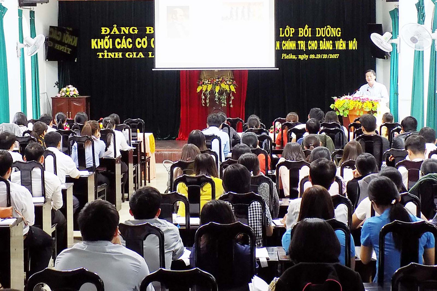 Toàn cảnh lớp bồi dưỡng lý luận chính trị cho Đảng viên mới. Ảnh: T.N Toàn cảnh Lớp bồi dưỡng lý luận chính trị cho Đảng viên mới. Ảnh: T.N