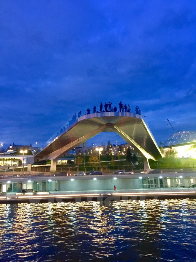  Cây cầu lơ lửng có cấu trúc hình chữ V dài 70m, thuộc công viên Zaryadye bên bờ sông Moskva. Nhìn từ xa cây cầu như đang bay trên mặt sông. Nơi đây có thể chứa hàng ngàn người đứng ngắm cảnh. 