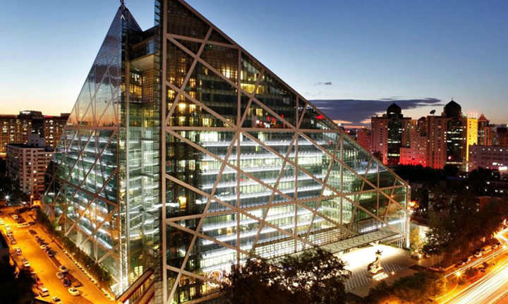 Hình dạng kim tự tháp của khách sạn Éclat giúp nó trở thành một biểu tượng của thành phố.