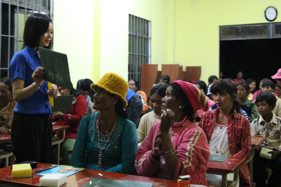 Hướng dẫn người dân học chữ.