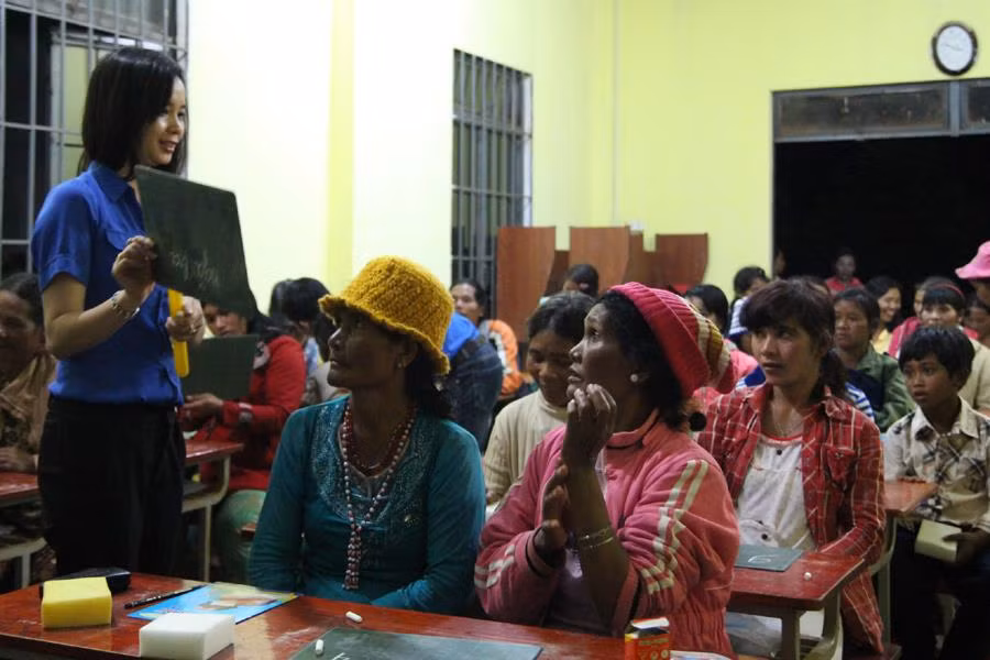 Hướng dẫn người dân học chữ. Hướng dẫn người dân học chữ.