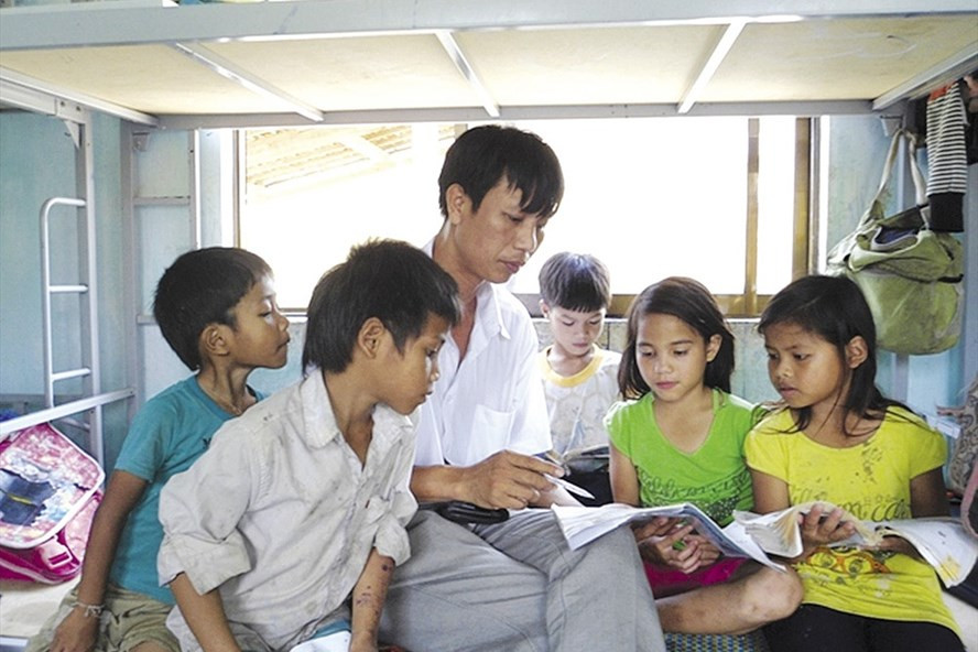 Thầy Cương dạy học cho học sinh thôn Gò Da ở nội trú. Thầy Cương dạy học cho học sinh thôn Gò Da ở nội trú.