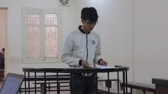 Bị cáo Vũ Văn Quyền trước vành móng ngựa.