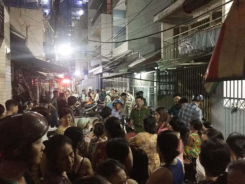 Rất đông người dân theo dõi vụ việc. Rất đông người dân theo dõi vụ việc.