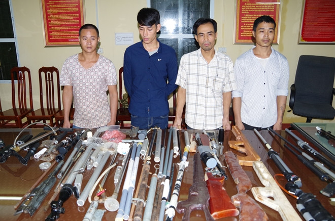 Các đối tượng bị bắt và tang vật vụ án.