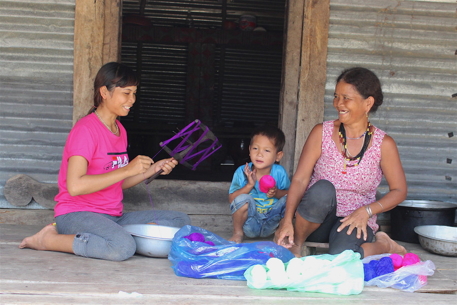 Đời sống phụ nữ dân tộc thiểu số trên địa bàn huyện đang dần được cải thiện cả về vật chất lẫn tinh thần. Ảnh: Hồng Thi 