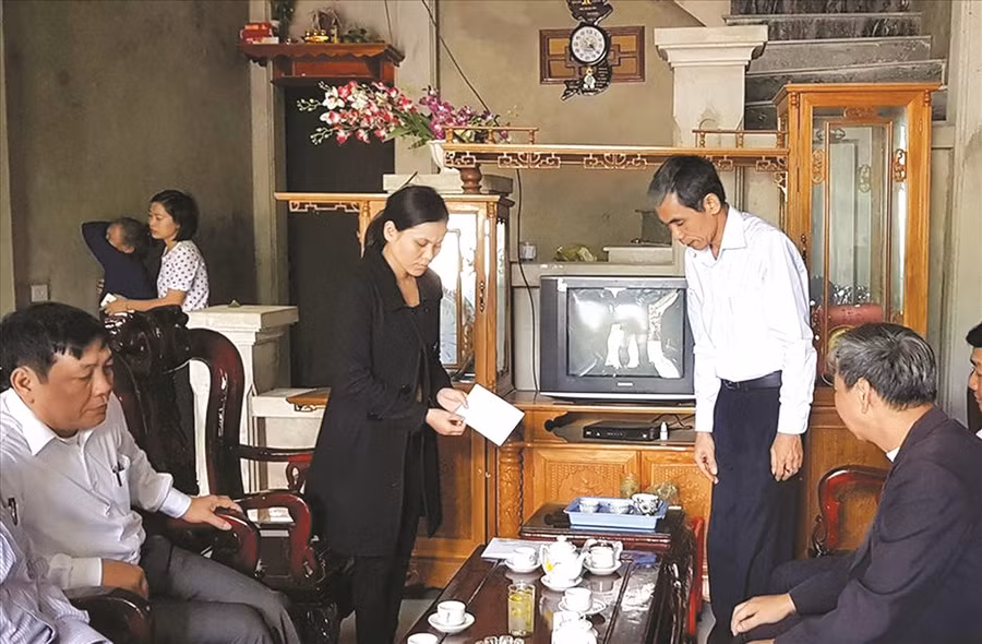 Ông Ngô Tôn Tẫn - Chủ tịch LĐLĐ Thanh Hoá chia sẻ đau thương với vợ đại uý Nguyễn Thành Chủng.