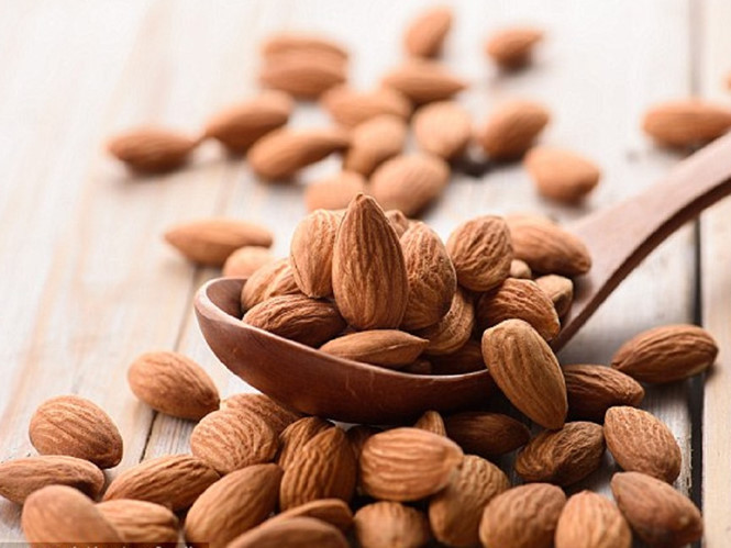 Ăn nhẹ buổi trưa bằng các thực phẩm lành mạnh như hạnh nhân hay trái cây có thể là một trong những lựa chọn tốt để giảm cân.