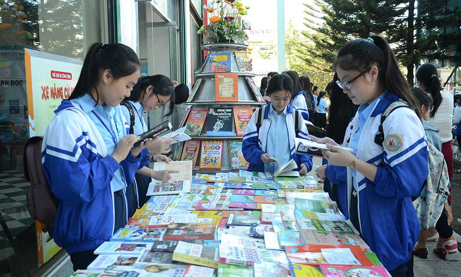 Các bạn học sinh tham quan và đọc sách tại Thư viện tỉnh. Ảnh: Phương Linh  Các bạn học sinh tham quan và đọc sách tại Thư viện tỉnh. Ảnh: Phương Linh
