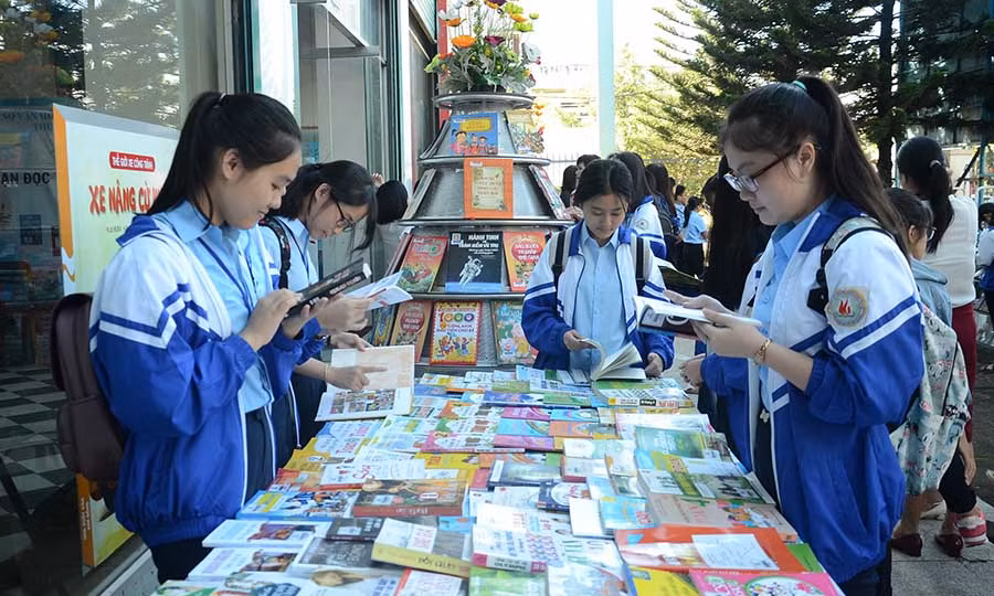  Các bạn học sinh tham quan và đọc sách tại Thư viện tỉnh. Ảnh: Phương Linh