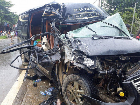 Vụ tai nạn khiến xe khách nát phần đầu. Vụ tai nạn khiến xe khách nát phần đầu.