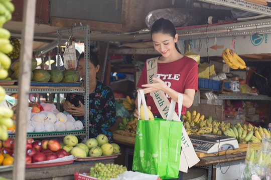 Hà Thu trong hoạt động phụ.