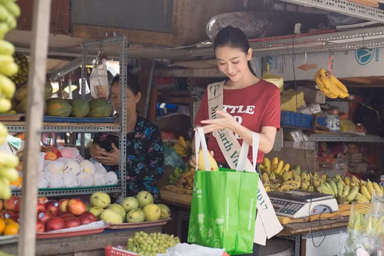 Hà Thu trong hoạt động phụ.