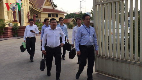 Nhóm Luật sư của Thủ tướng Hun Sen vào gửi đơn tại tòa sơ thẩm.