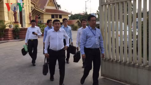 Nhóm Luật sư của Thủ tướng Hun Sen vào gửi đơn tại tòa sơ thẩm.