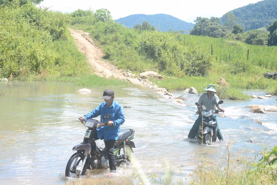 Huyện có kế hoạch sửa chữa, nâng cấp đường vào khu sản xuất cũ để người dân đi lại thuận lợi hơn. Ảnh: M.T
