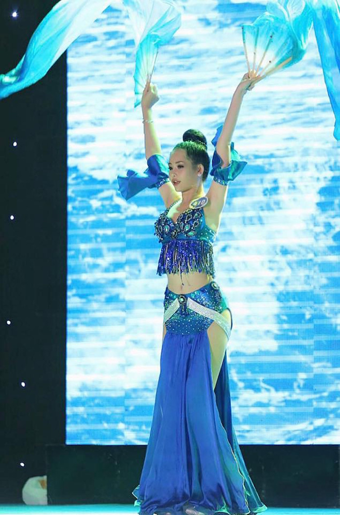 Điểm cộng lớn nhất của cô chính là thân hình với số đo khá chuẩn xác.  Điểm cộng lớn nhất của cô chính là thân hình với số đo khá chuẩn xác.