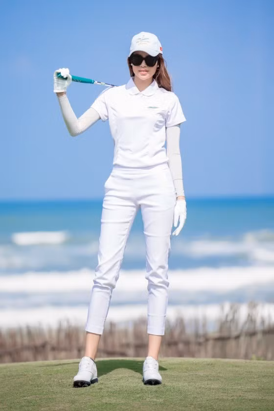 Phạm Hương khỏe khắn trong trang phục thể thao Phạm Hương khỏe khắn trong trang phục thể thao