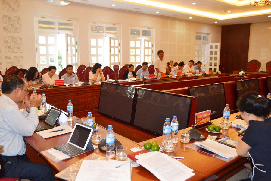 Đoàn giám sát HĐND tỉnh chất vấn UBND tỉnh và các sở, ngành về xây dựng NTM. Ảnh: L.N Đoàn giám sát HĐND tỉnh chất vấn UBND tỉnh và các sở, ngành về xây dựng NTM. Ảnh: L.N