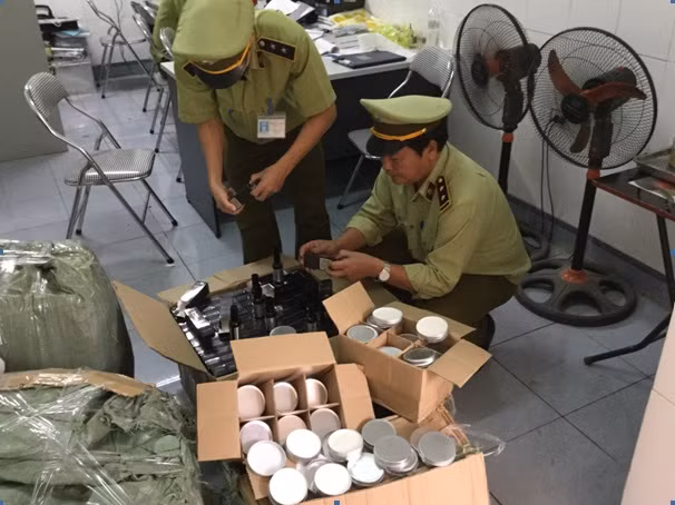 Đội Quản lý thị trường số 10 đang kiểm tra 2 thùng catton chứa hàng lậu.