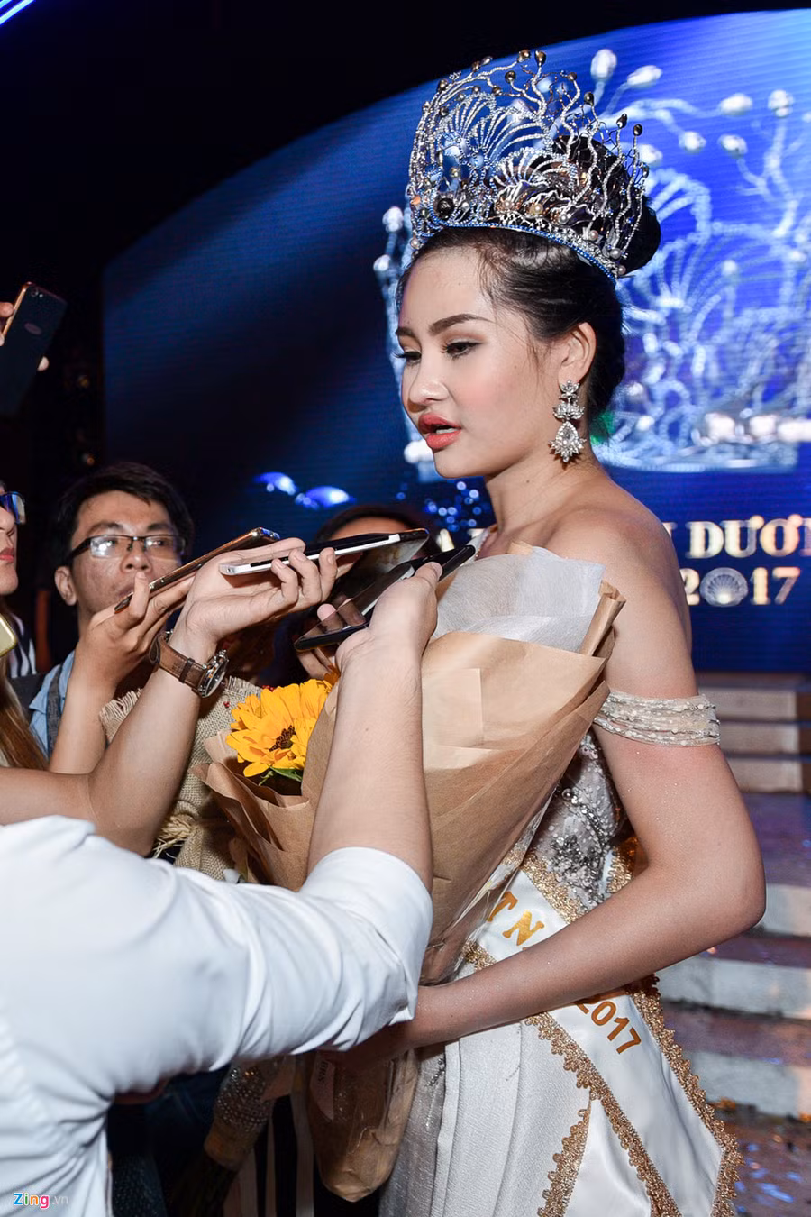 ... với những bức ảnh được giới truyền thông chụp ở ngoài đời thực.