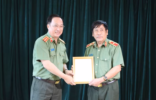 Thượng tướng Nguyễn Văn Thành trao quyết định cho Thiếu tướng Trương Giang Long.