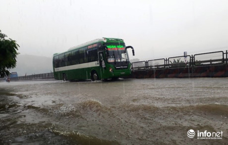 Có đoạn đường ngập sâu hơn 50 cm. Có đoạn đường ngập sâu hơn 50 cm.